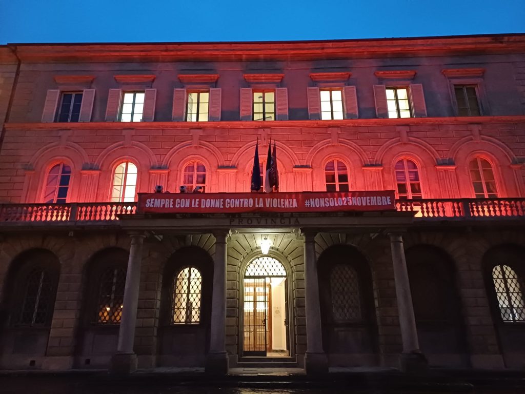 Arezzo: la Provincia si tinge di rosso contro la violenza sulle donne